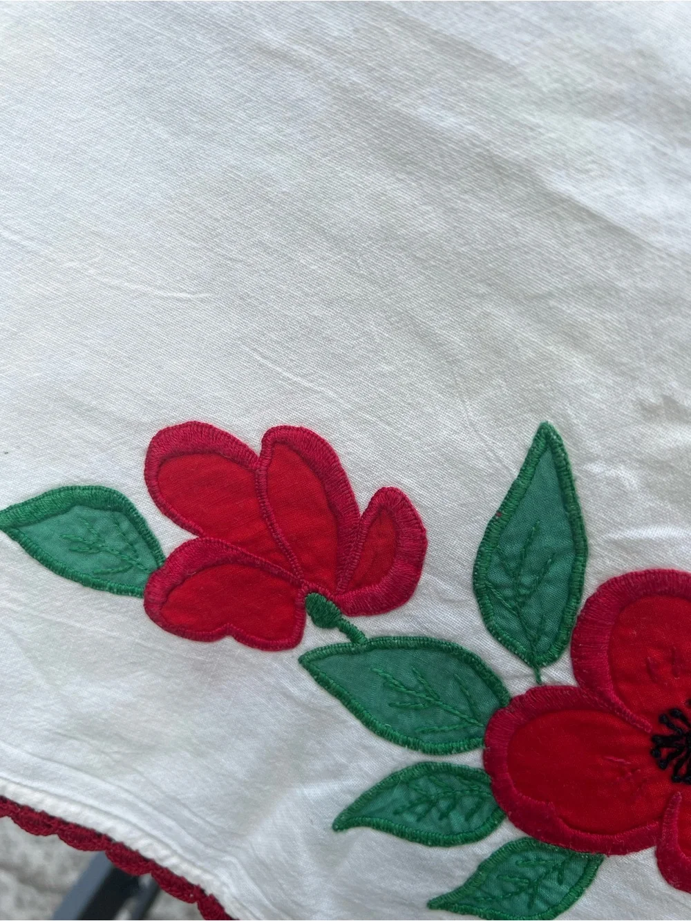 Vintage 1950s Embroidered Bluebird Red Poppy 36” Tablecloth